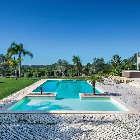 Sleeps 15 Pool Air Con Wifi * Donalda