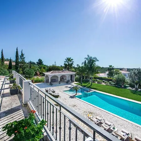 Sleeps 15 Pool Air Con Wifi * Donalda