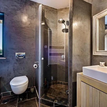 Sleeps 15 Pool Air Con Wifi * Donalda
