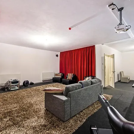 Sleeps 15 Pool Air Con Wifi